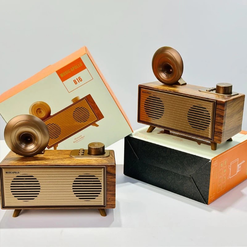 Mini pequeña radio antigua de madera hecha de madera de diseño retro vintage