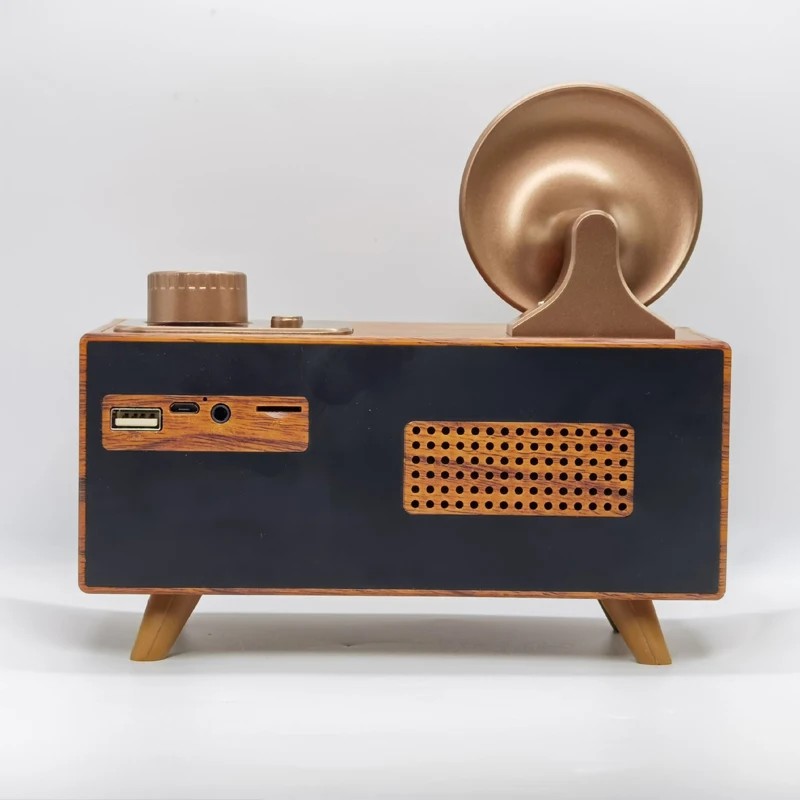 Antigua radio mini pequeña de madera, diseño retro de estilo vintage.