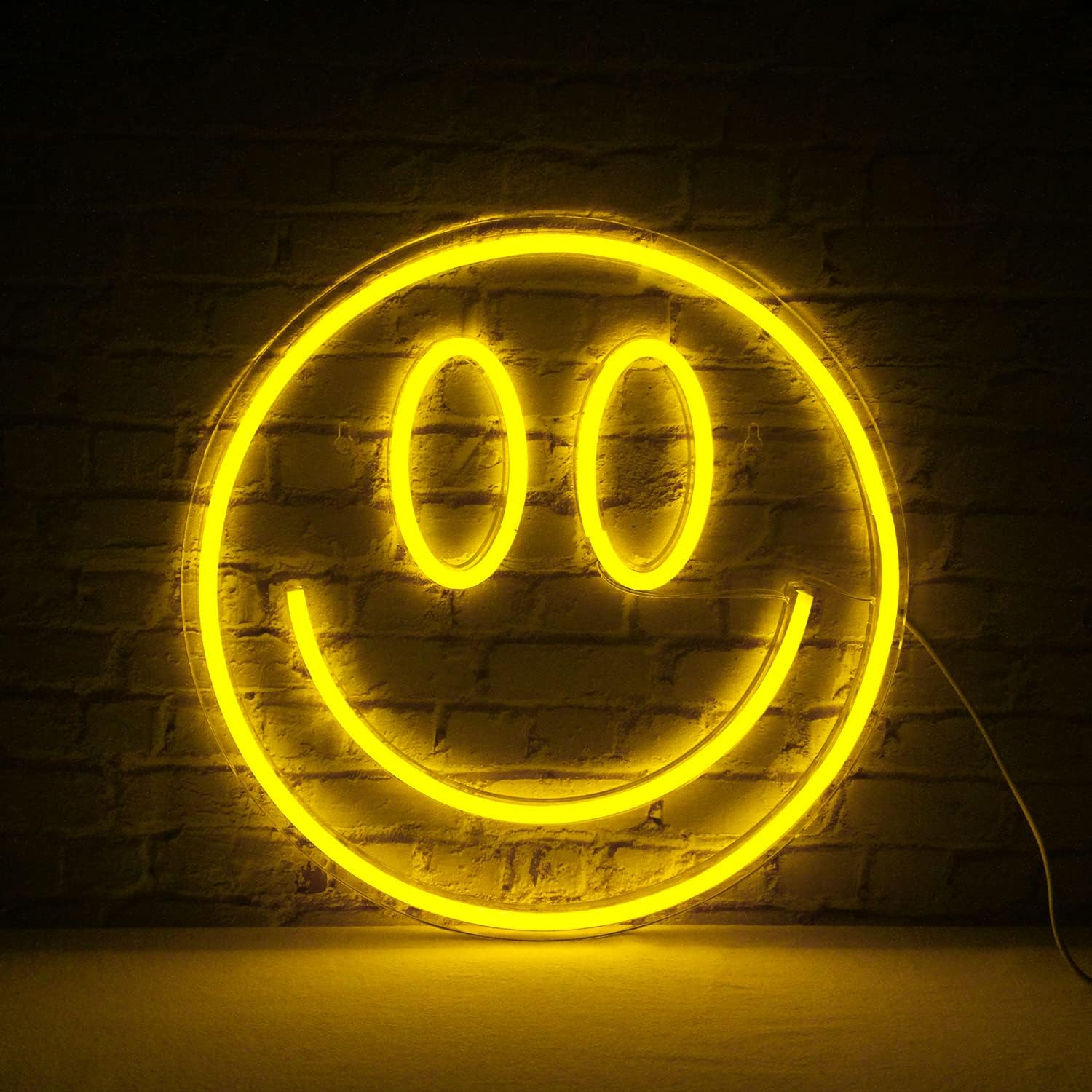 Letrero de neón LED sonriente en la pared.