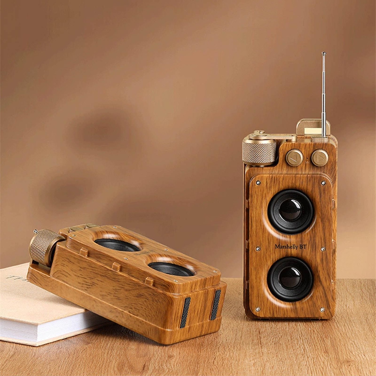 pequeña radio portátil retro de madera vintage
